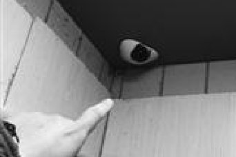 電梯攝像頭被涂黑 ，刷卡器被損壞究竟是何人所